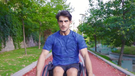 Schnelle-Und-Zielstrebige-Behinderte-Person-Im-Rollstuhl.